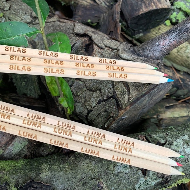 Crayons en bois avec nom gravé au laser
