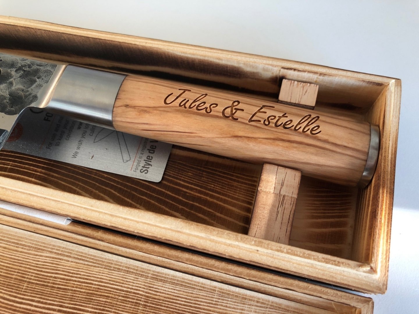 Gravure au laser dans la poignée d'un couteau