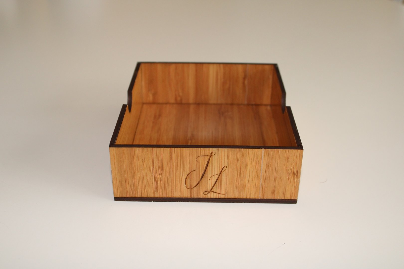 Gravure au laser en bois, coupée sur mesure