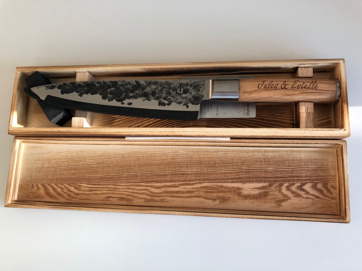Gravure au laser dans la poignée d'un couteau