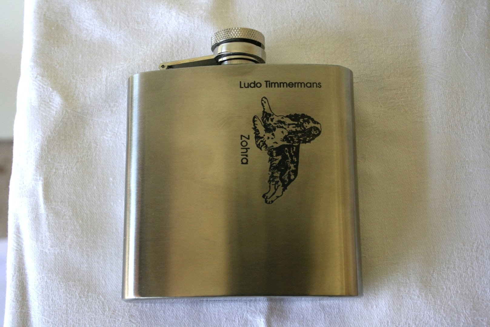 Lasergravure in metalen heupfles