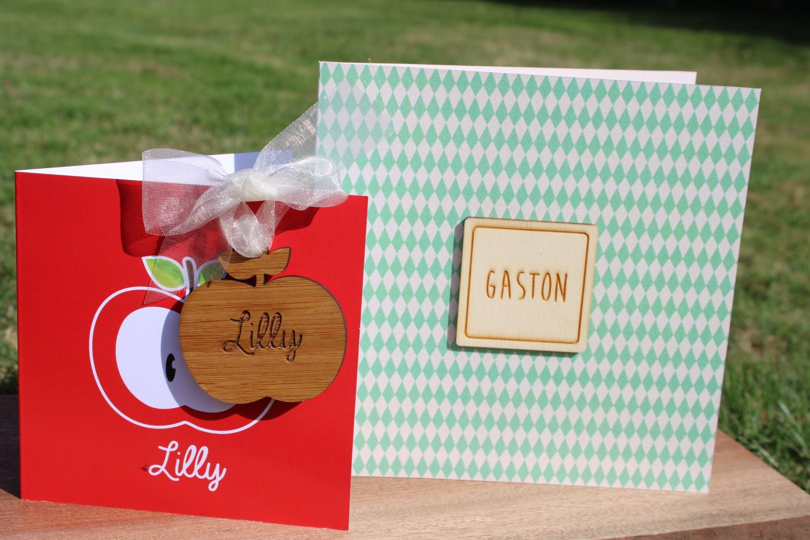 Porte-clés et labels en bois / sucres de baptême en bois
