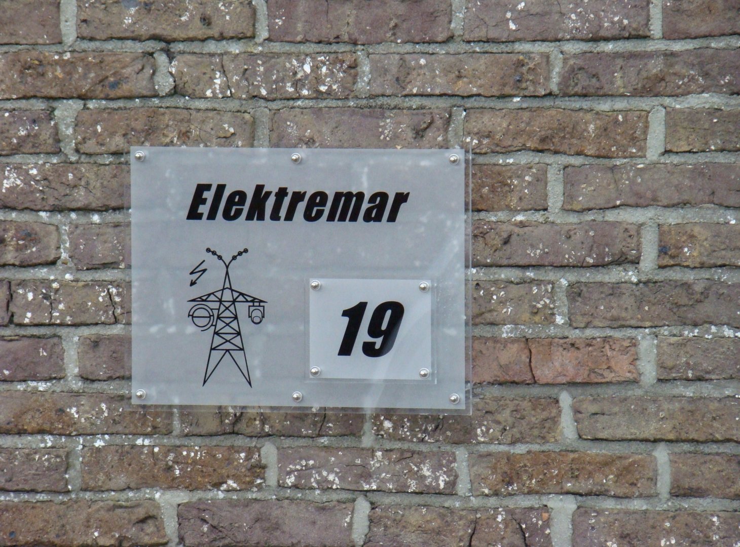 Naamplaat in plexi gegraveerd
